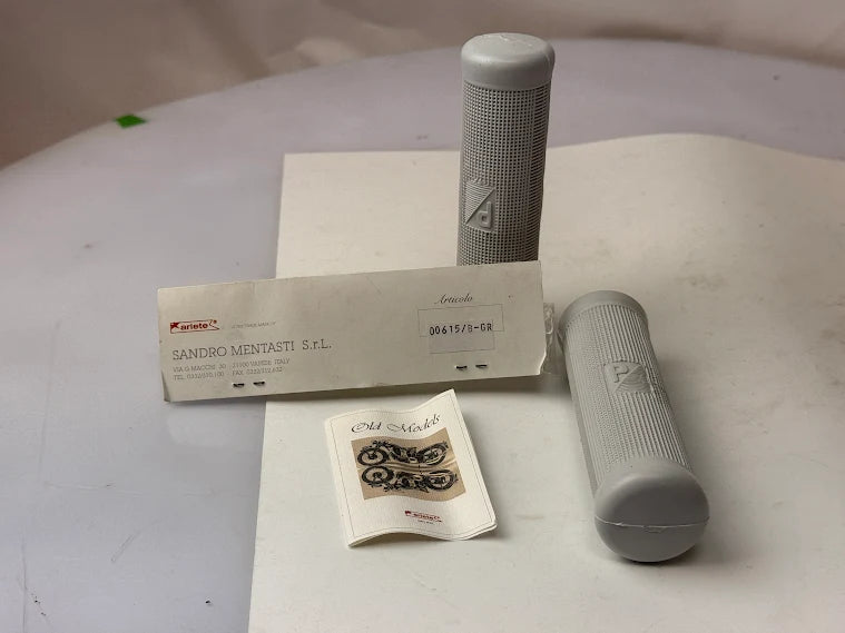Paio manopole Vespa colore grigio dal 1950 al 1955 – Ricambio in gomma stile originale