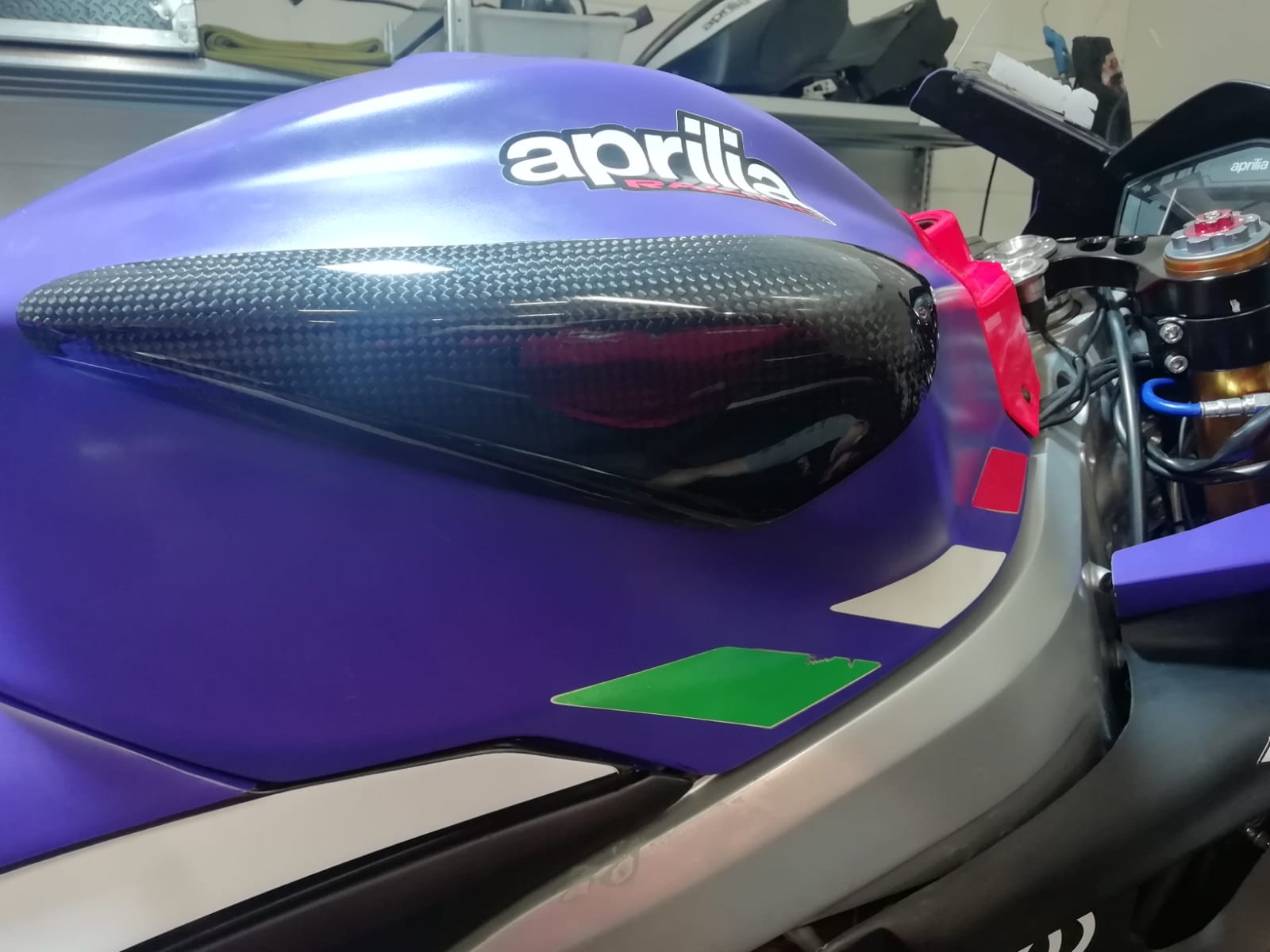 PROTECCIÓN DE BORDES DEPÓSITO EN CARBONO APRILIA RS 660 2020 - 2025