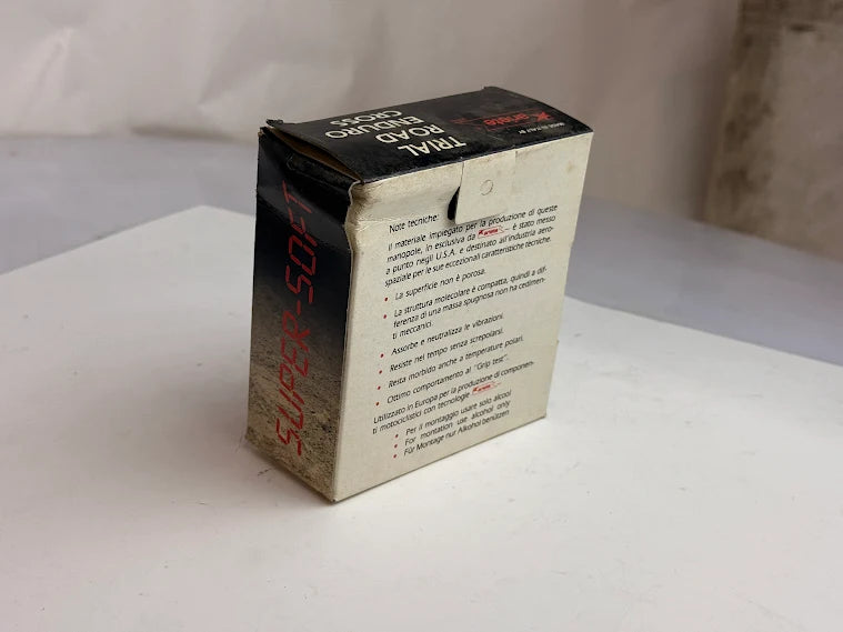 Coppia manopole gomma rosse Ariete 1615/V per moto e scooter manubrio 22 mm