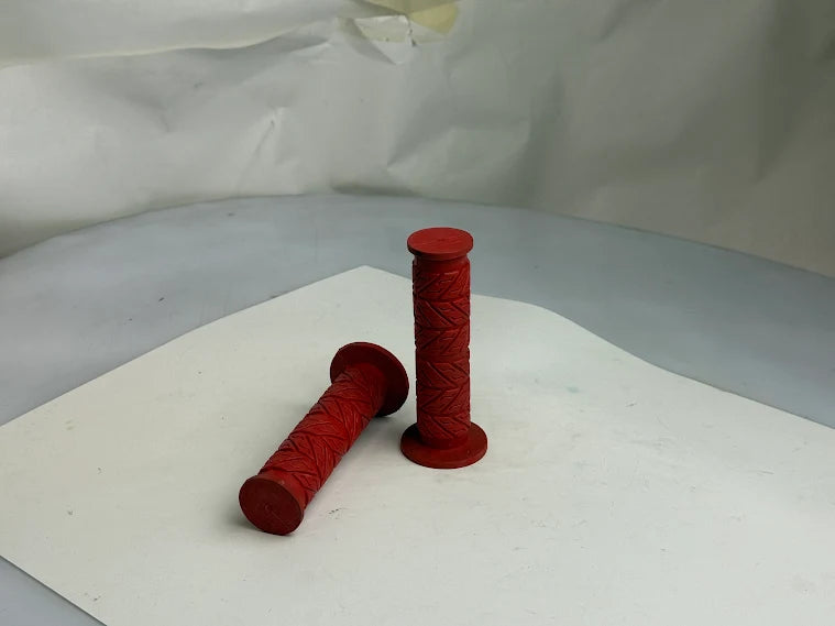 Coppia manopole gomma rosse Ariete 1615/V per moto e scooter manubrio 22 mm