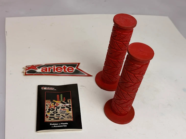 Coppia manopole gomma rosse Ariete 1615/V per moto e scooter manubrio 22 mm