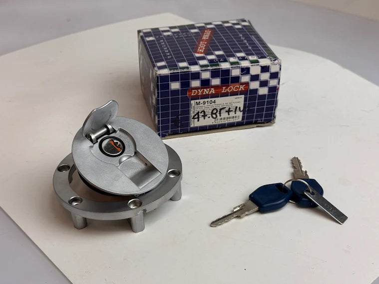 Tappo serbatoio carburante con serratura e 2 chiavi M9104 per moto Aprilia, Derbi, KTM, Triumph, Yamaha, MBK, CPI, Kawasaki