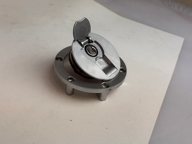 Tappo serbatoio carburante con serratura e 2 chiavi M9104 per moto Aprilia, Derbi, KTM, Triumph, Yamaha, MBK, CPI, Kawasaki