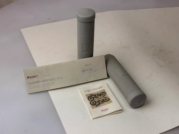 Coppia manopole Vespa 150 grigie COD. 00615-GR per modelli d’epoca 2T