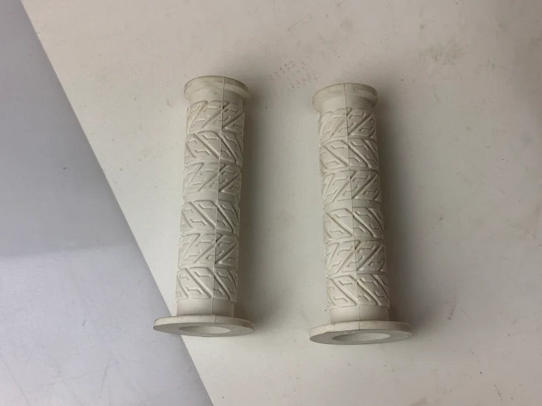 Coppia manopole gomma rosse Ariete 1615/V per moto e scooter manubrio 22 mm (Copia)