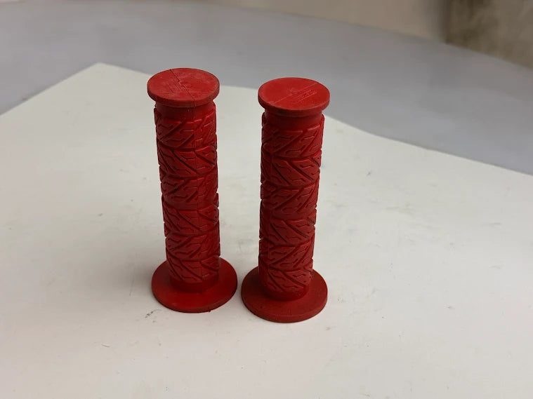 Coppia manopole gomma rosse Ariete 1615/V per moto e scooter manubrio 22 mm