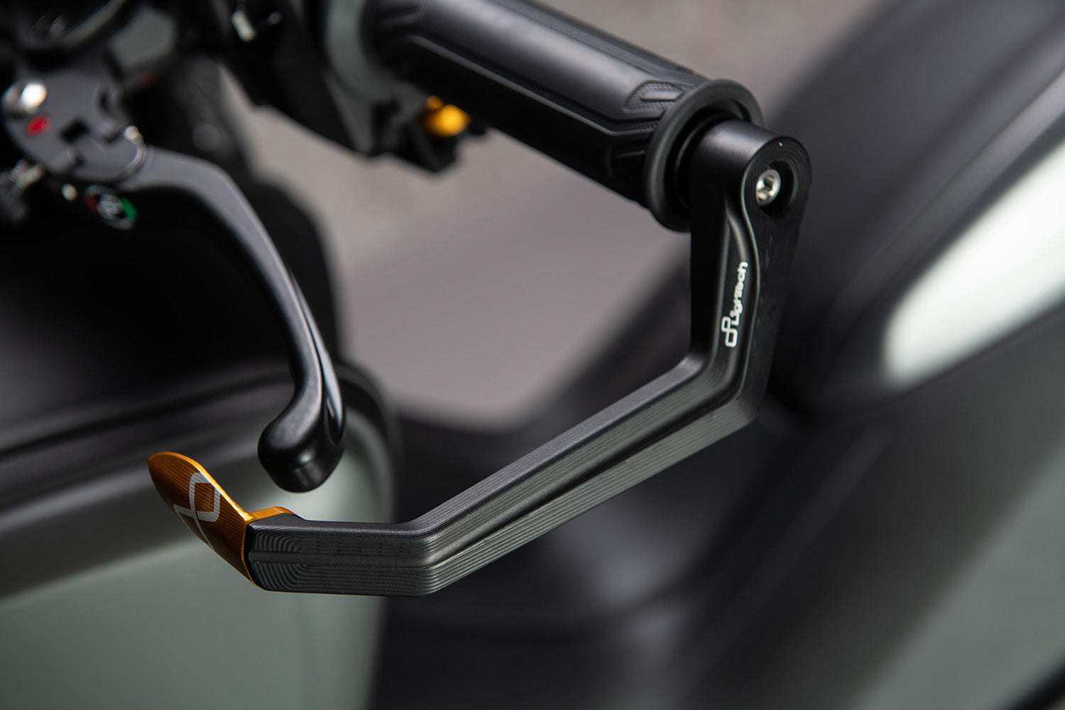 Protezione Leva Frizione In Alluminio - Interasse 132 Mm / Terminale Colorato