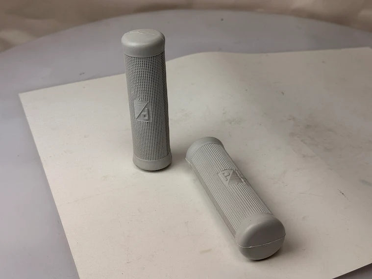 Paio manopole Vespa colore grigio dal 1950 al 1955 – Ricambio in gomma stile originale