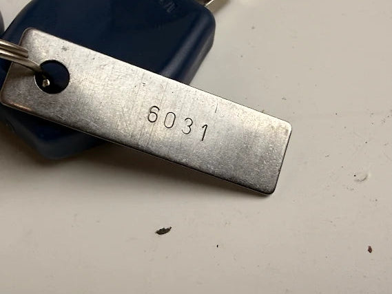 Tappo serbatoio carburante con serratura e 2 chiavi M9104 per moto Aprilia, Derbi, KTM, Triumph, Yamaha, MBK, CPI, Kawasaki